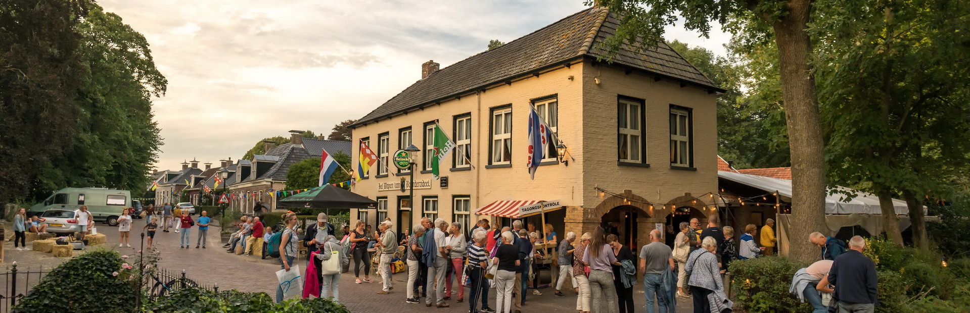 Gasten op het terras van Het Wapen van Baarderadeel