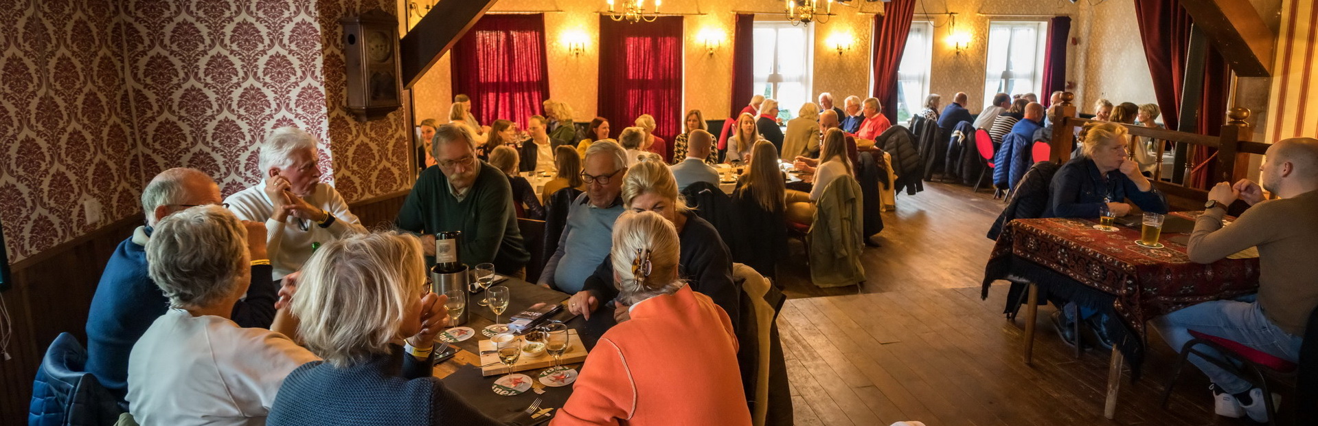 Het sfeervolle café van Het Wapen van Baarderadeel